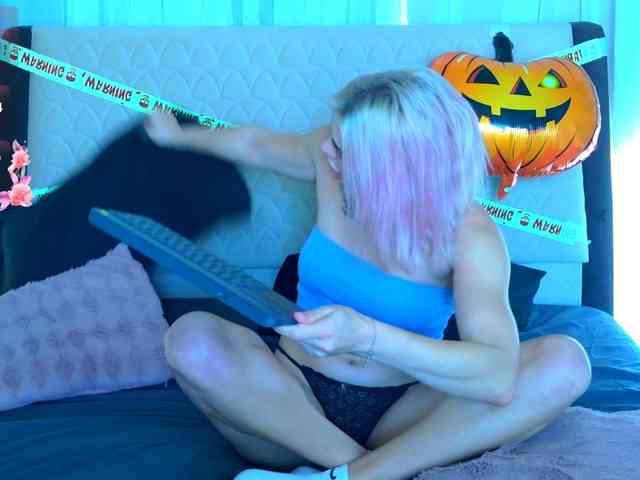 KissMeLola