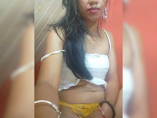Stellah19 live cam on BongaCams