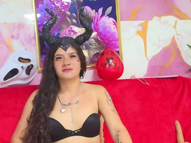 Sharlotks live cam on BongaCams