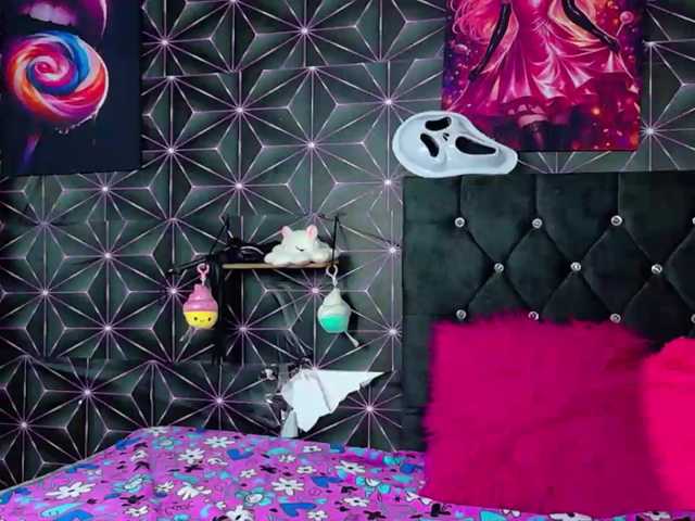 Sharlotks live cam on BongaCams