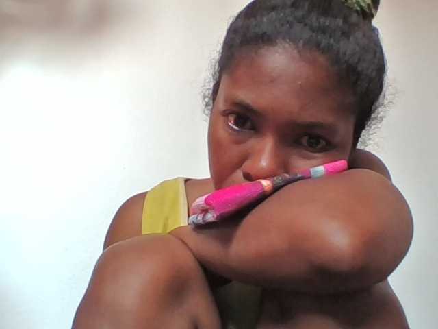 le modèle Sylviah1 est en webcam porno dans un show sur le site bongacams, il possède les tags suivants: Ebony,Brunette,Shaved