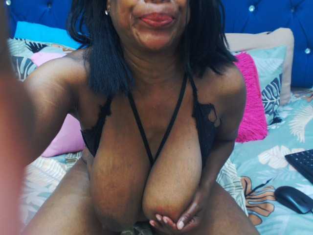 Sexy-CougarXXX live cam on BongaCams