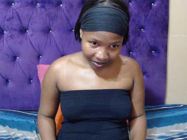 LOLLYEROTICBEE live cam on BongaCams
