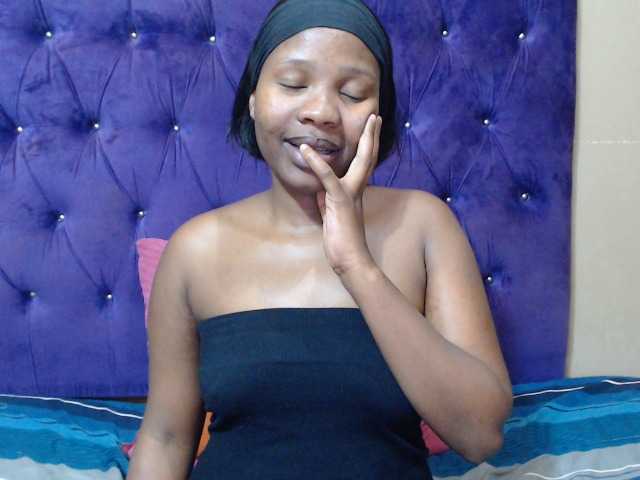 LOLLYEROTICBEE live cam on BongaCams