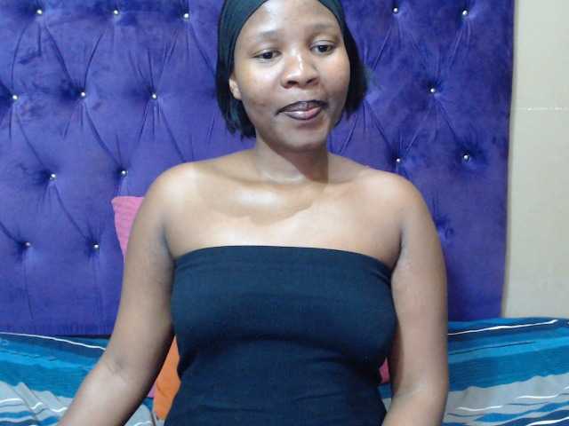LOLLYEROTICBEE live cam on BongaCams