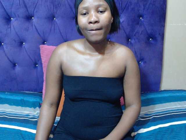 LOLLYEROTICBEE live cam on BongaCams