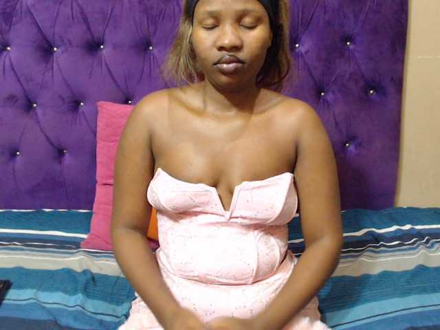 LOLLYEROTICBEE live cam on BongaCams