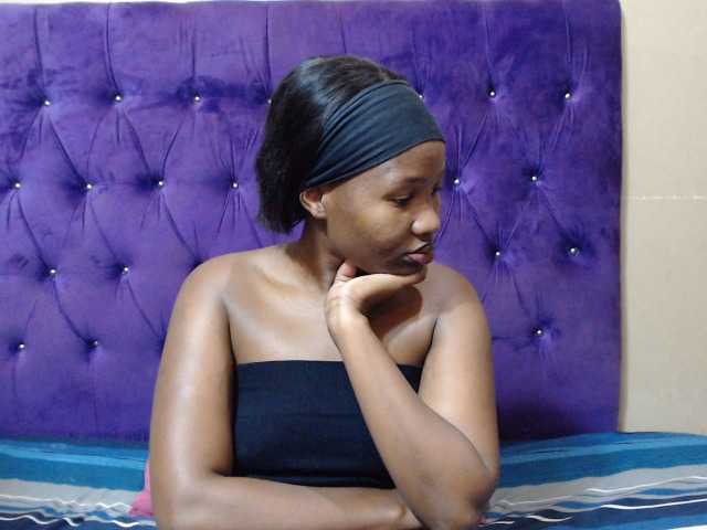 le modèle LOLLYEROTICBEE est en webcam porno dans un show sur le site bongacams, il possède les tags suivants: Ebony,Blonde,Trimmed