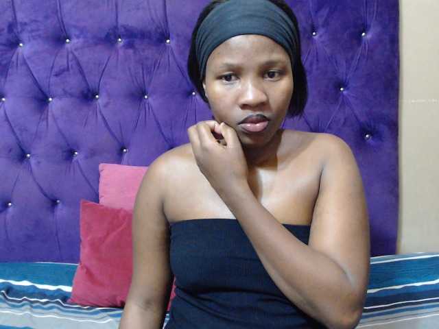 LOLLYEROTICBEE live cam on BongaCams