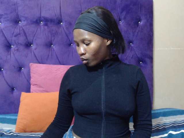 LOLLYEROTICBEE live cam on BongaCams