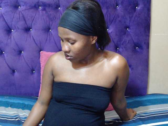 LOLLYEROTICBEE live cam on BongaCams