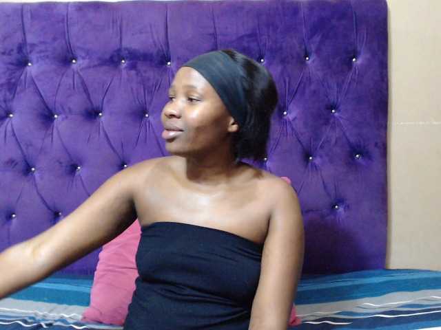 LOLLYEROTICBEE live cam on BongaCams