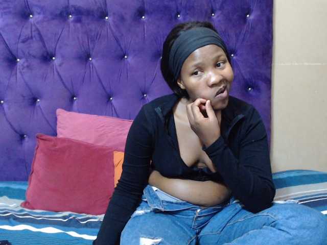 LOLLYEROTICBEE live cam on BongaCams