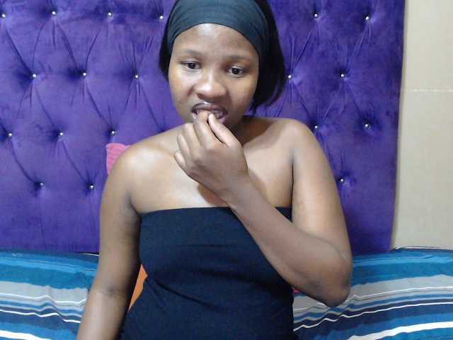 LOLLYEROTICBEE live cam on BongaCams