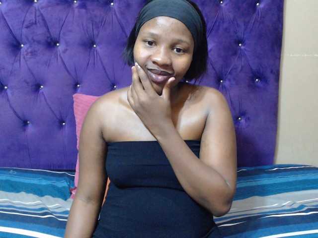 LOLLYEROTICBEE live cam on BongaCams