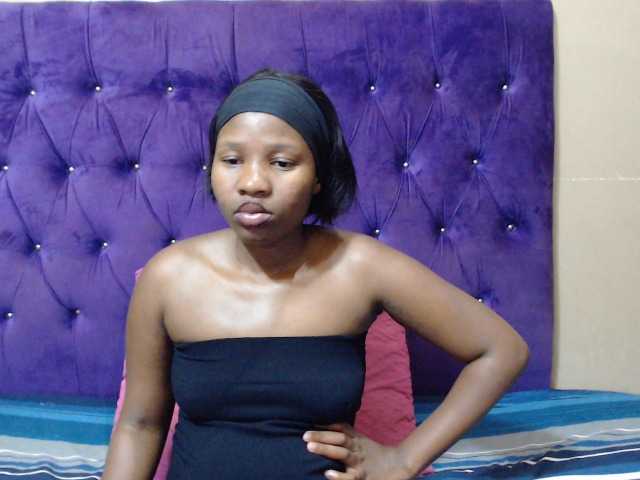 LOLLYEROTICBEE live cam on BongaCams