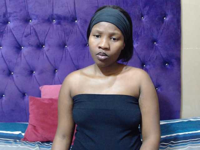 LOLLYEROTICBEE live cam on BongaCams