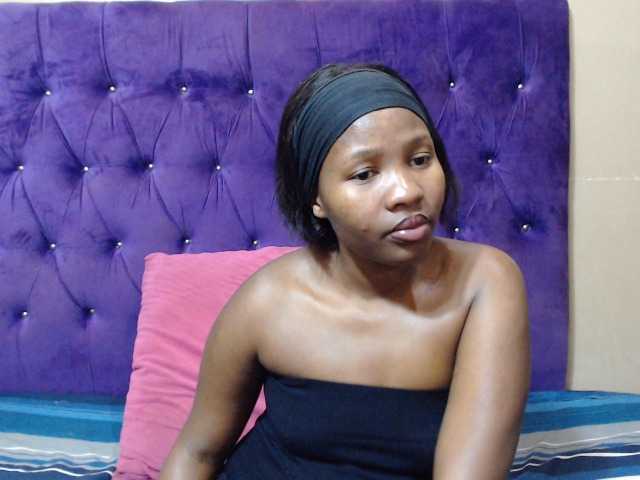 LOLLYEROTICBEE live cam on BongaCams