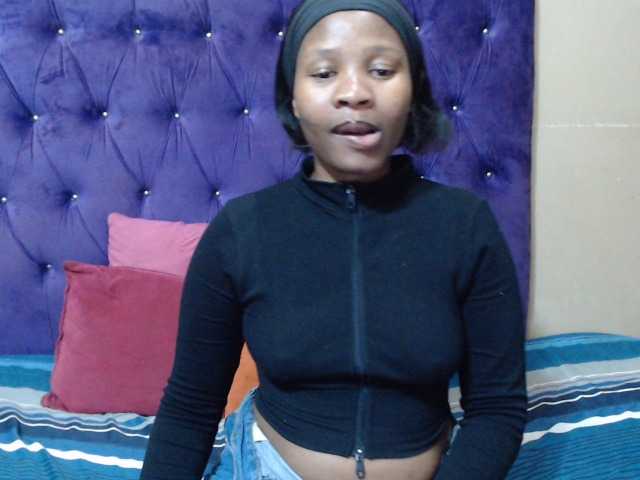 le modèle LOLLYEROTICBEE est en webcam porno dans un show sur le site bongacams, il possède les tags suivants: Ebony,Blonde,Trimmed