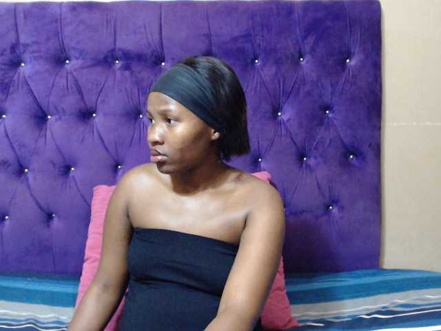 le modèle LOLLYEROTICBEE est en webcam porno dans un show sur le site bongacams, il possède les tags suivants: Ebony,Blonde,Trimmed