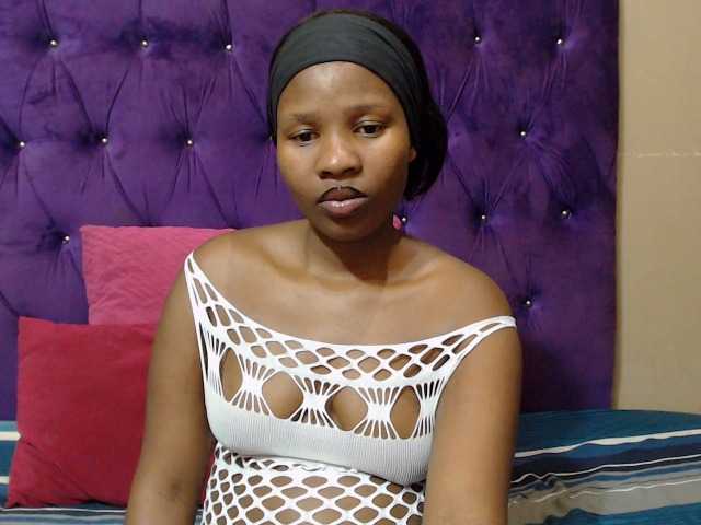 LOLLYEROTICBEE live cam on BongaCams
