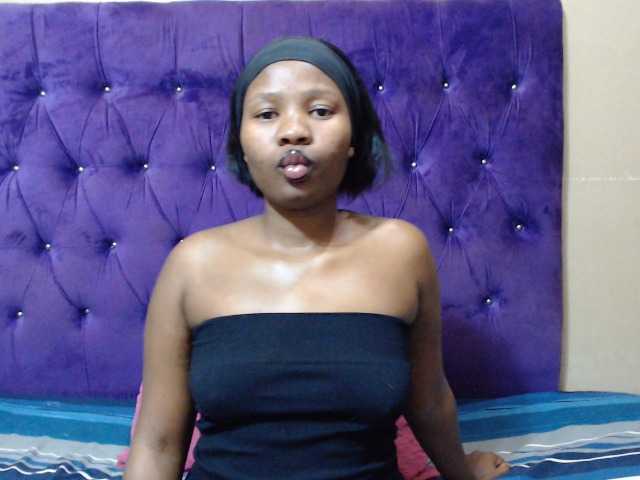 LOLLYEROTICBEE live cam on BongaCams