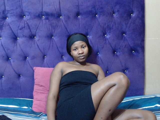 LOLLYEROTICBEE live cam on BongaCams