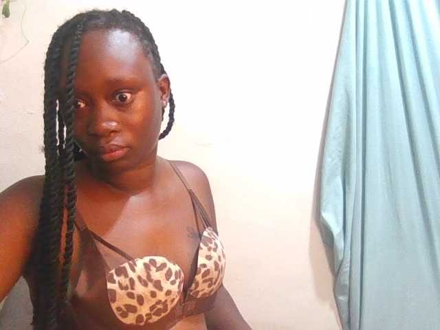 le modèle Midnightqueen01 est en webcam porno dans un show sur le site bongacams, il possède les tags suivants: Ebony,Brunette,Hairy
