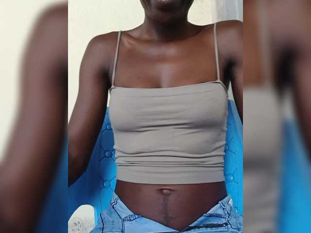 PetiteUla6 live cam on BongaCams