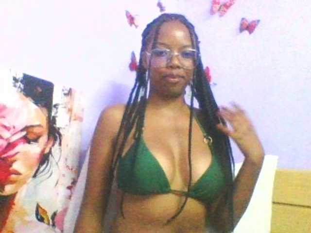 DrLaura live cam on BongaCams