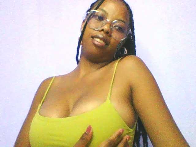 DrLaura live cam on BongaCams