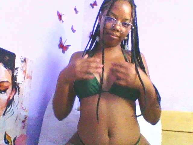 DrLaura live cam on BongaCams