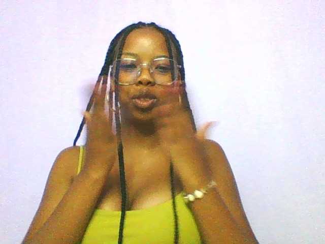 DrLaura live cam on BongaCams