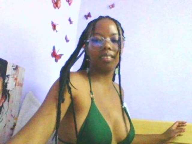 DrLaura live cam on BongaCams