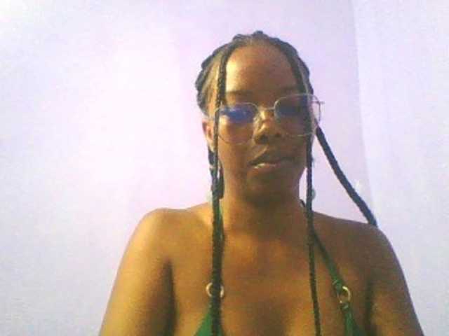 DrLaura live cam on BongaCams