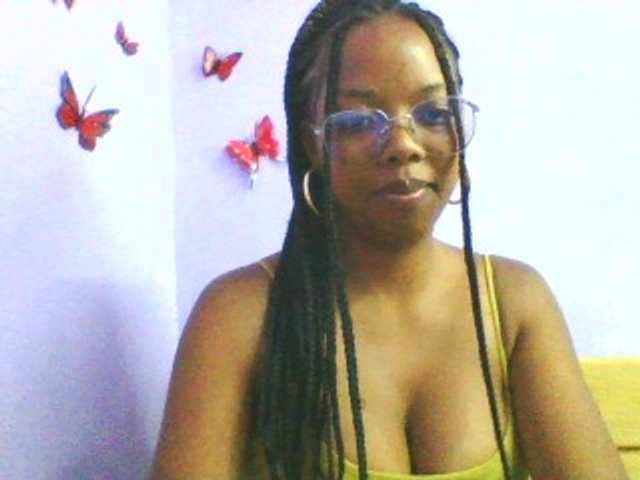DrLaura live cam on BongaCams