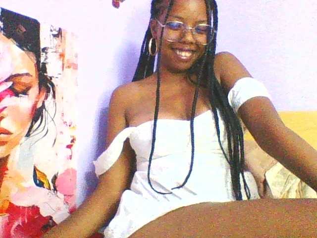 DrLaura live cam on BongaCams