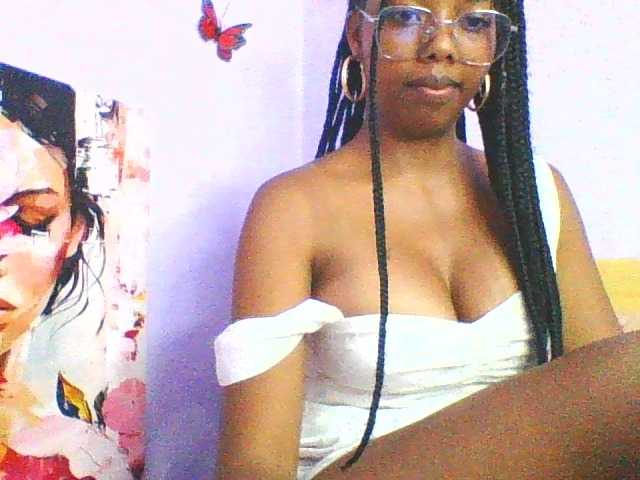 DrLaura live cam on BongaCams