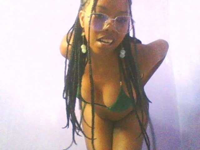 DrLaura live cam on BongaCams