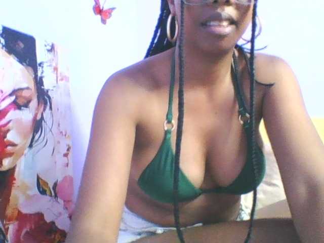 DrLaura live cam on BongaCams