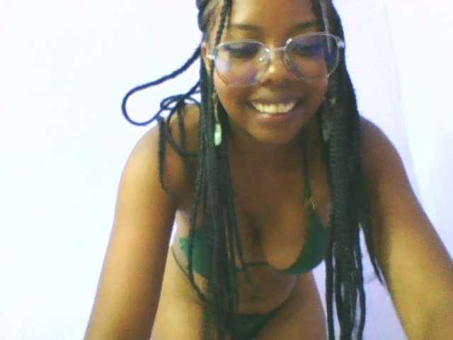 DrLaura live cam on BongaCams