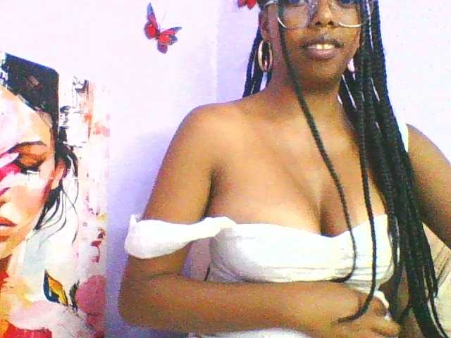DrLaura live cam on BongaCams