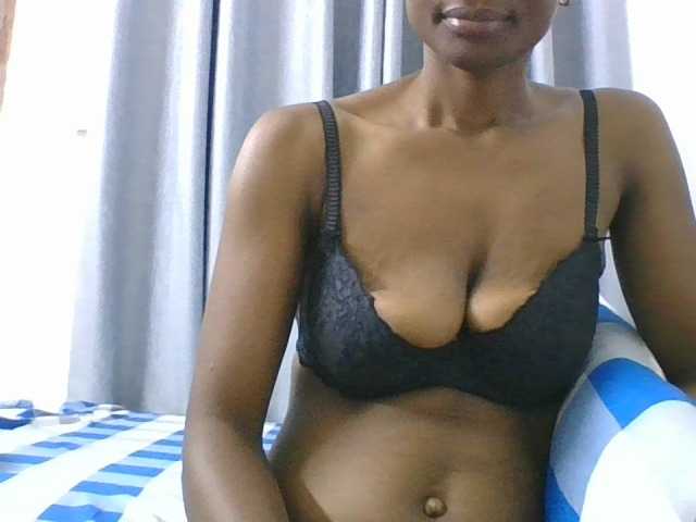Sera-booty555, 25 y/o - Live Cam on BongaCams