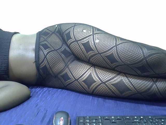 Petitelily live cam on BongaCams