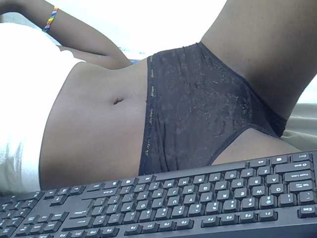 Petitelily live cam on BongaCams