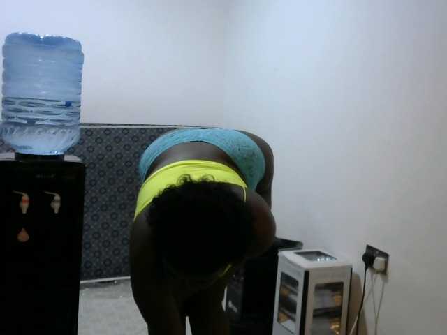 Curvylizy live cam on BongaCams
