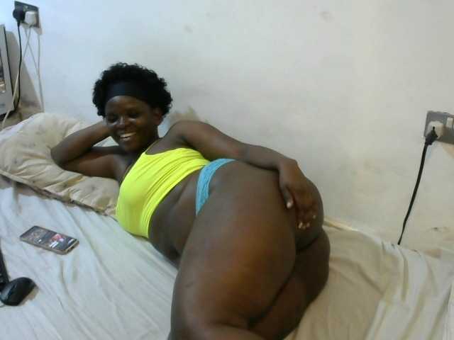 Curvylizy live cam on BongaCams