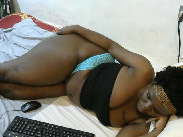 Curvylizy live cam on BongaCams