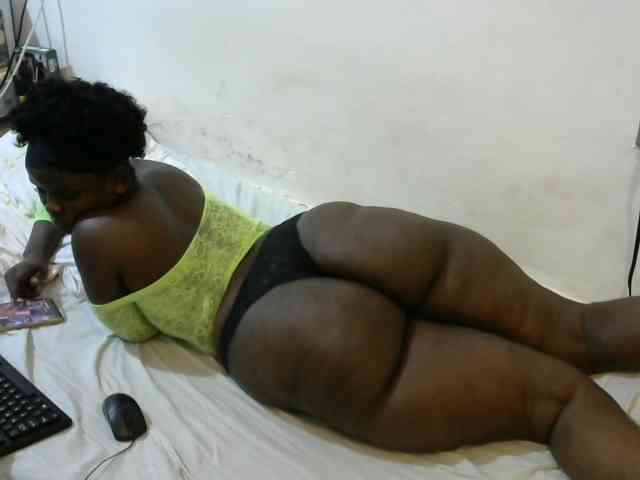 Model: Curvylizy