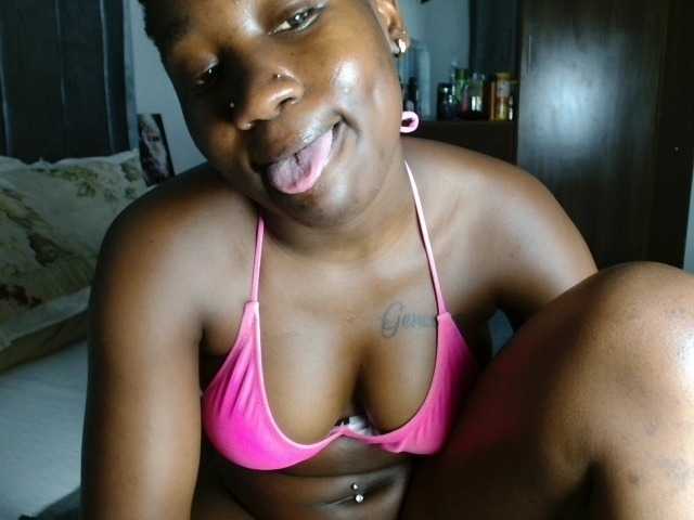 Prettybarbie01 live cam on BongaCams